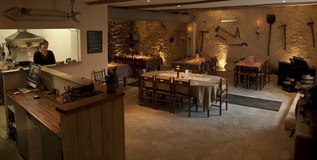 Hotel Chez Les Amis Saint-Nazaire-de-Ladarez Zewnętrze zdjęcie