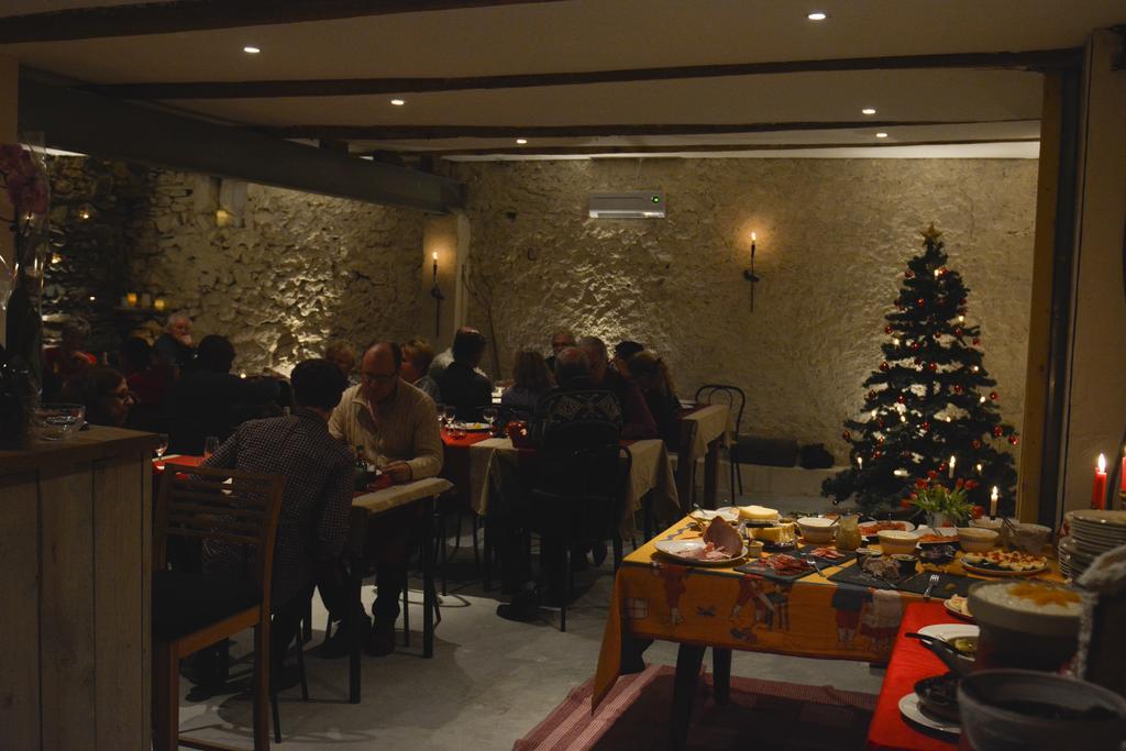 Hotel Chez Les Amis Saint-Nazaire-de-Ladarez Zewnętrze zdjęcie
