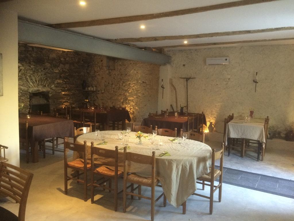 Hotel Chez Les Amis Saint-Nazaire-de-Ladarez Zewnętrze zdjęcie