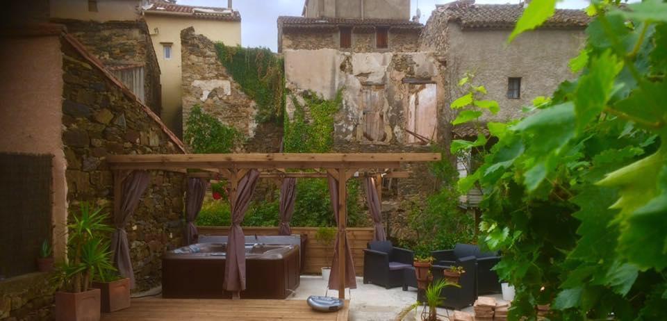 Hotel Chez Les Amis Saint-Nazaire-de-Ladarez Zewnętrze zdjęcie