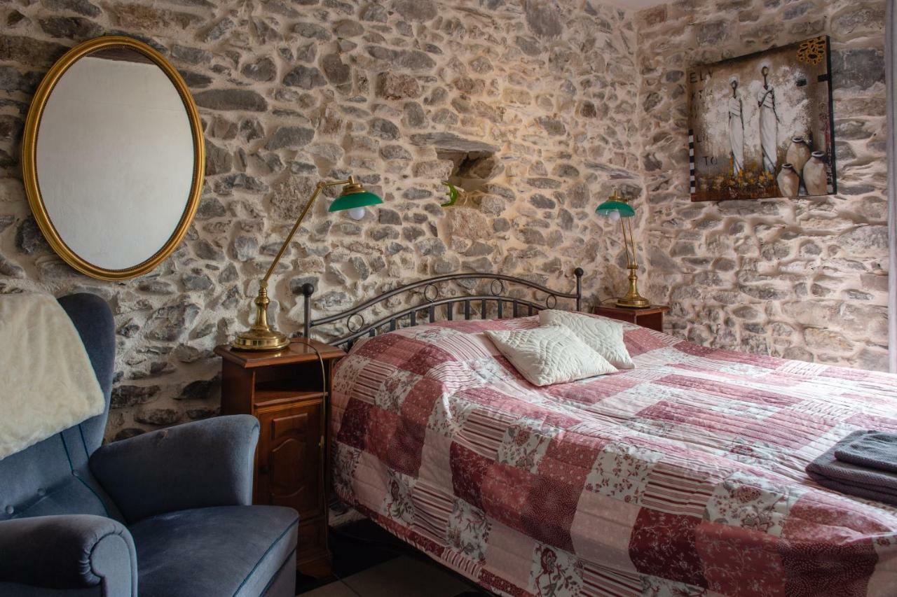 Hotel Chez Les Amis Saint-Nazaire-de-Ladarez Zewnętrze zdjęcie