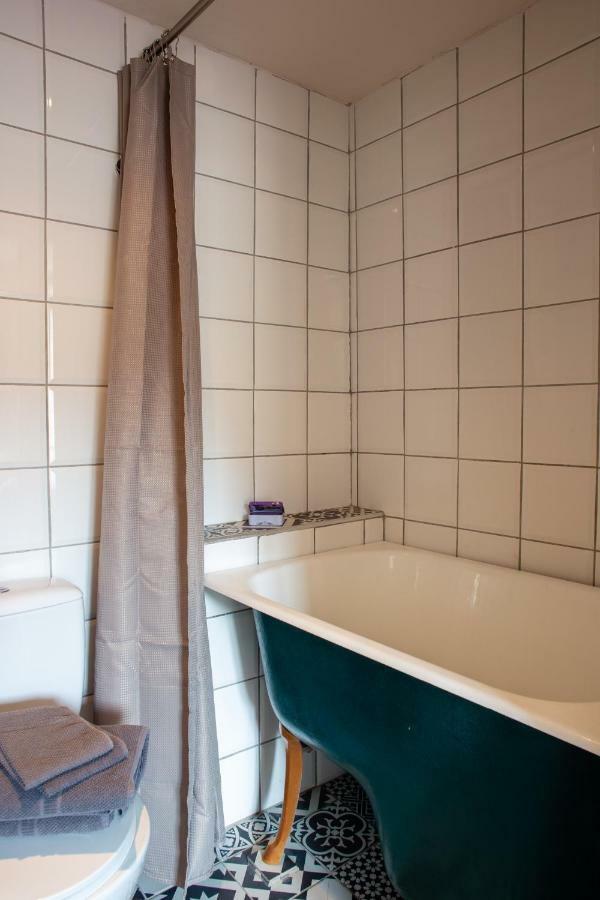 Hotel Chez Les Amis Saint-Nazaire-de-Ladarez Zewnętrze zdjęcie