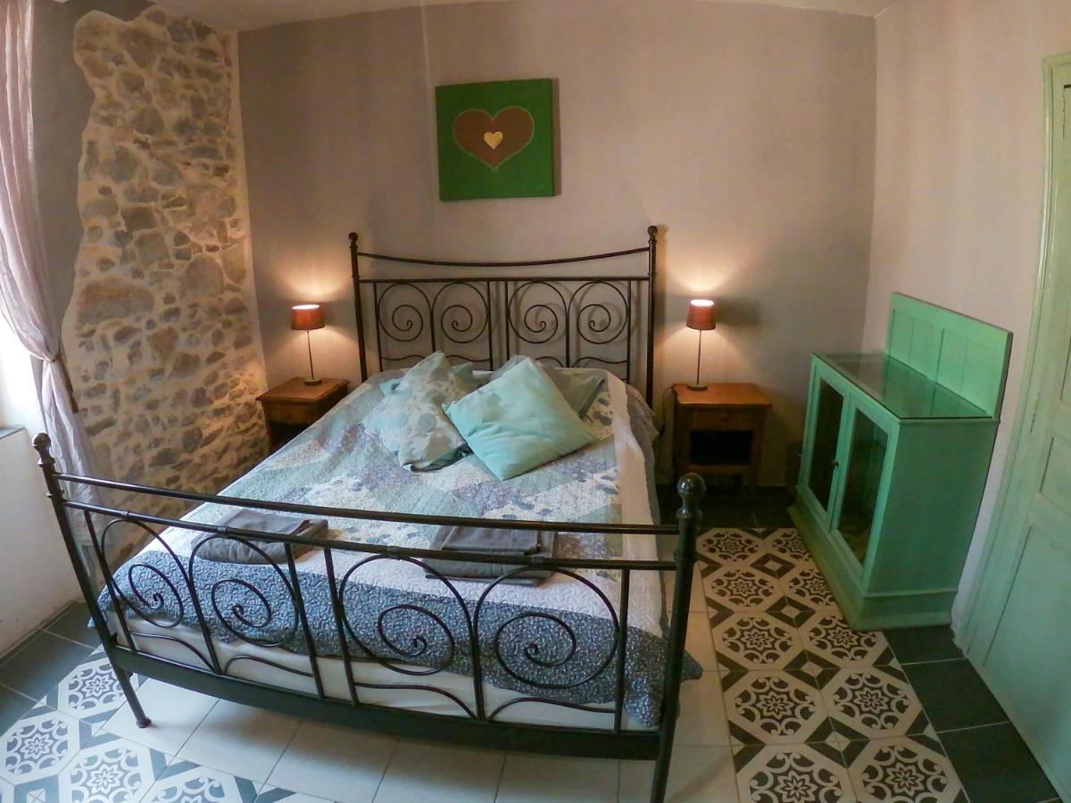 Hotel Chez Les Amis Saint-Nazaire-de-Ladarez Zewnętrze zdjęcie